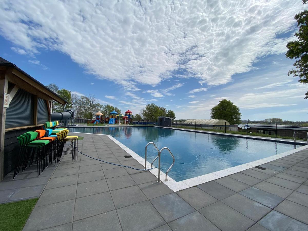 Luxus Cube Ferienhaus Chalet Am See Mit Schwimmbad In Lathum Nl Eksteriør bilde